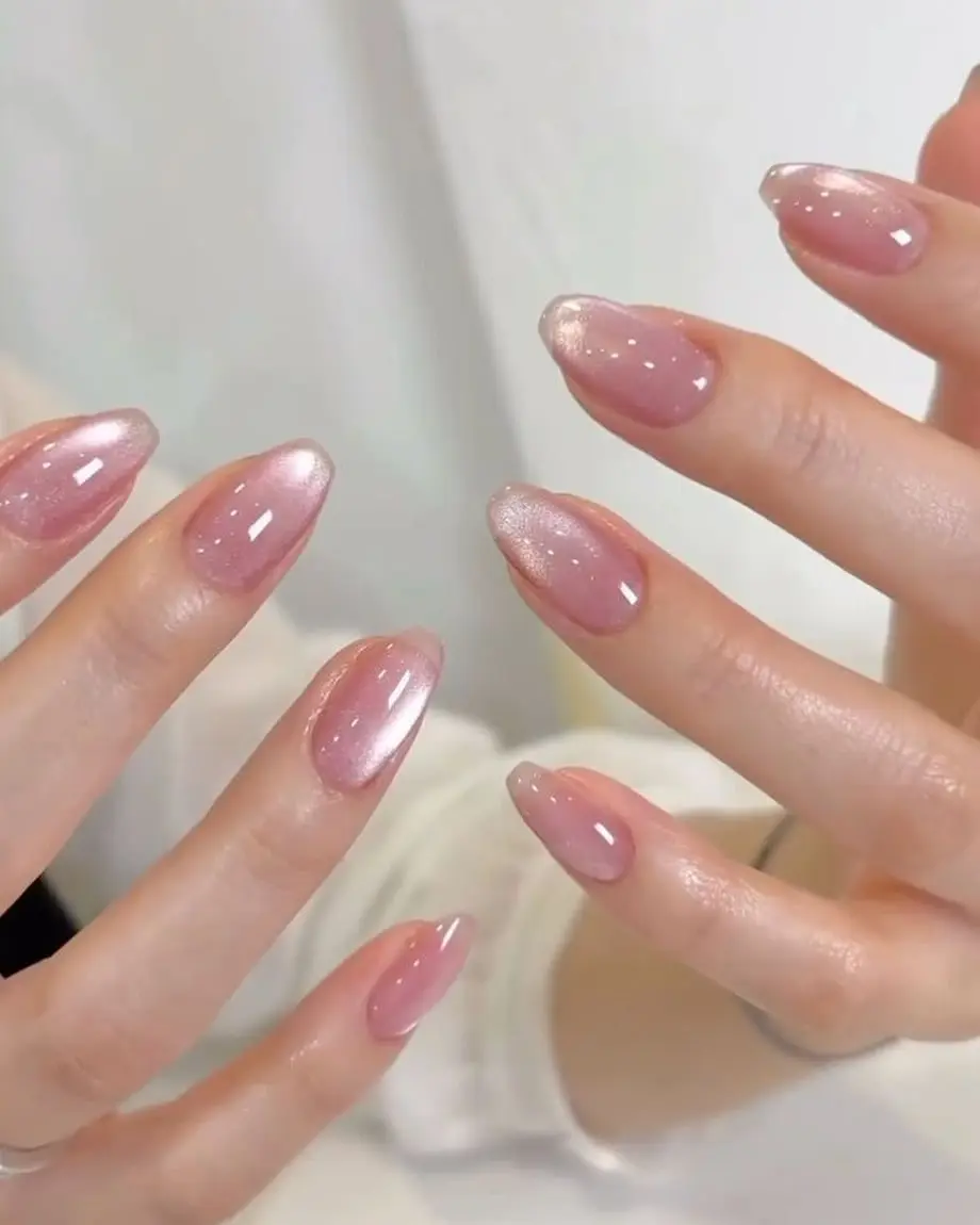 Elegant pink cat eye nails for a chic look