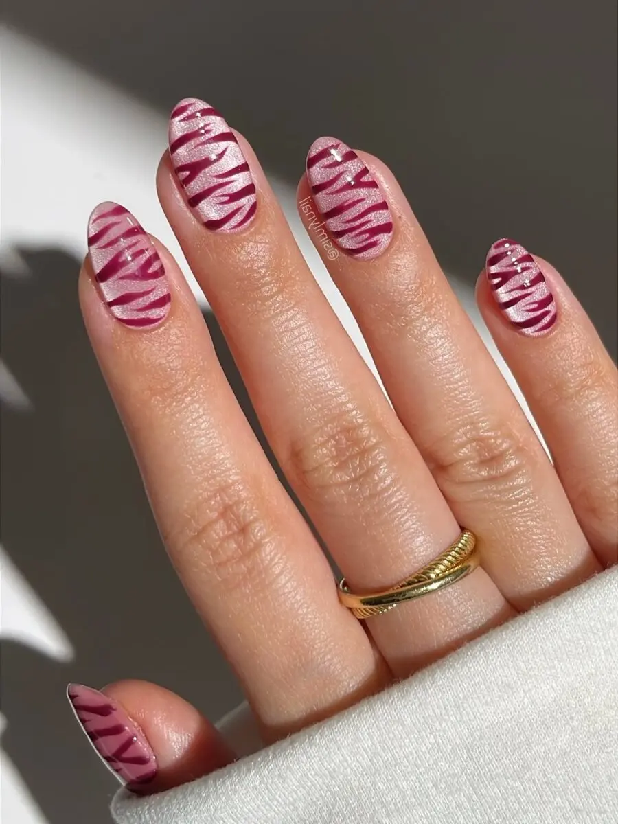 Stylish cat eye nails with marbled stripes
