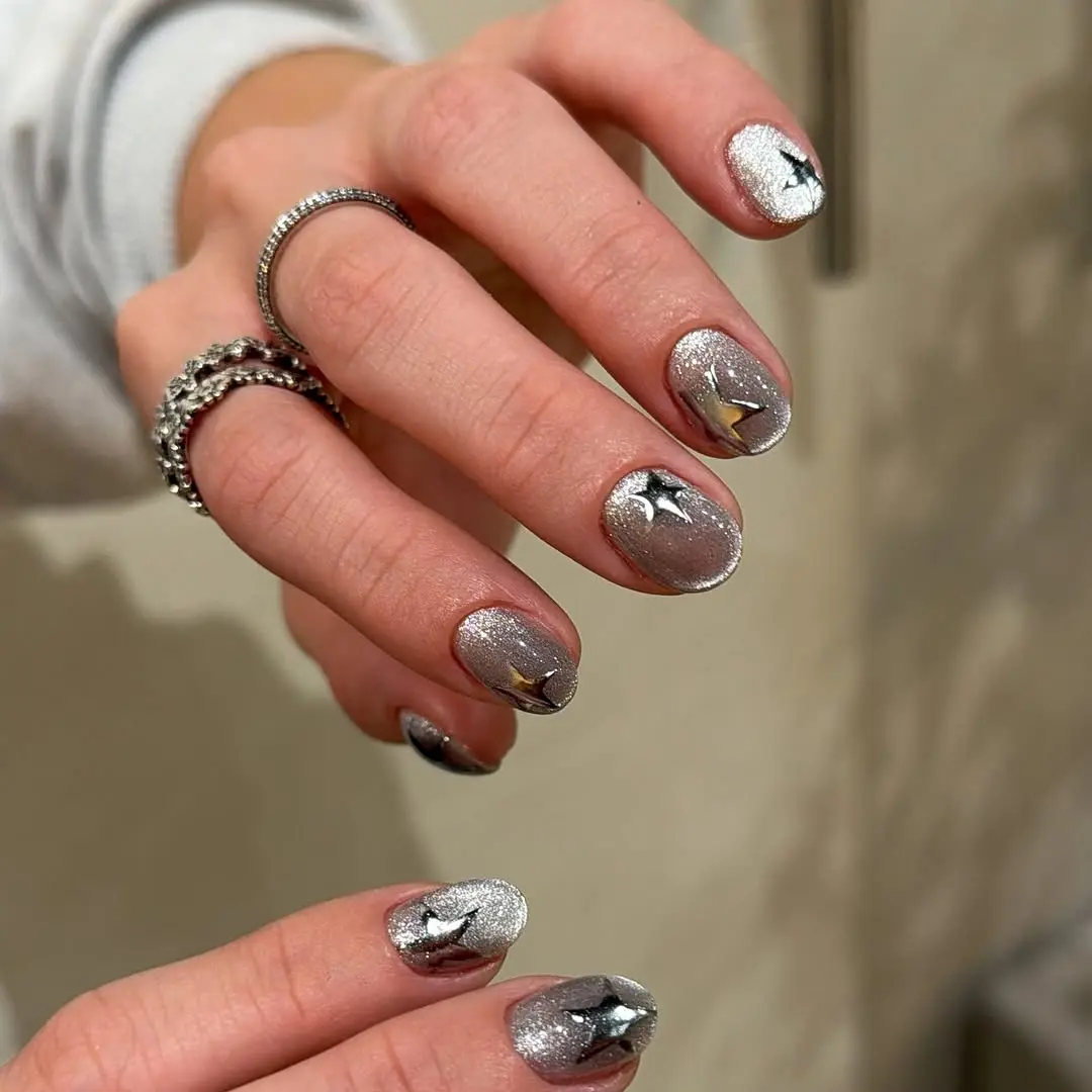 Shimmering cat eye nails with star accents
