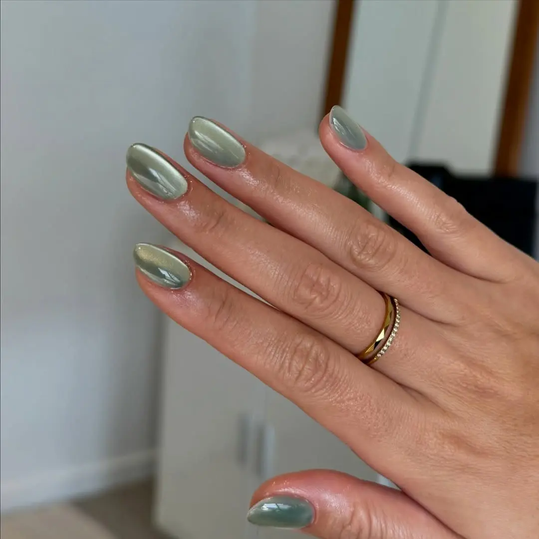 Stylish Green Cat Eye Nails Shine Bright