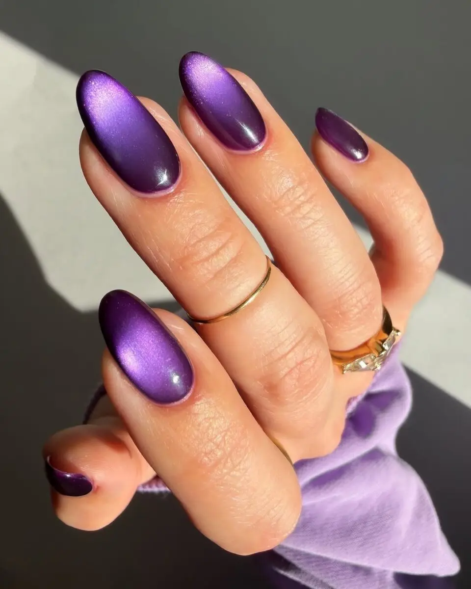 Stunning cat eye nails in gradient violet shades