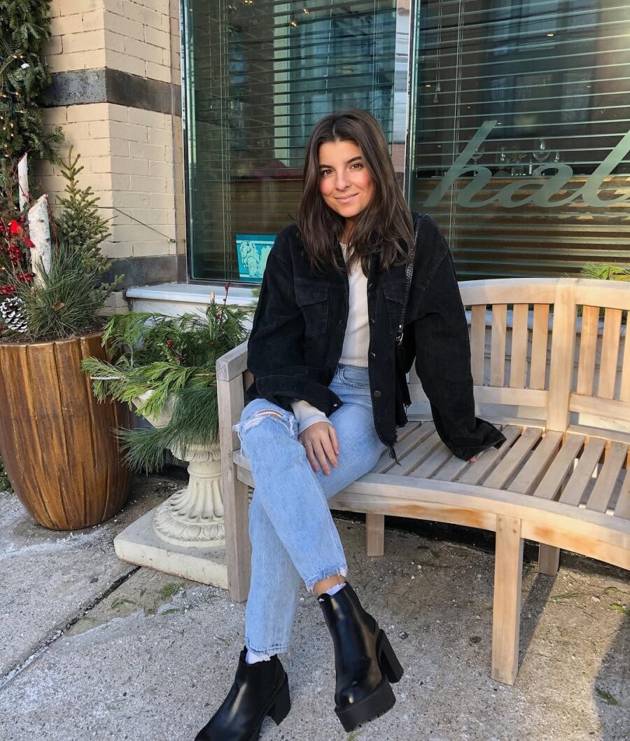 Stylish Chelsea Boots with Casual Denim Look