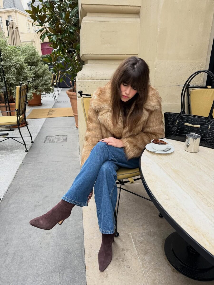 Chic Chelsea Boots with Faux Fur Vibe