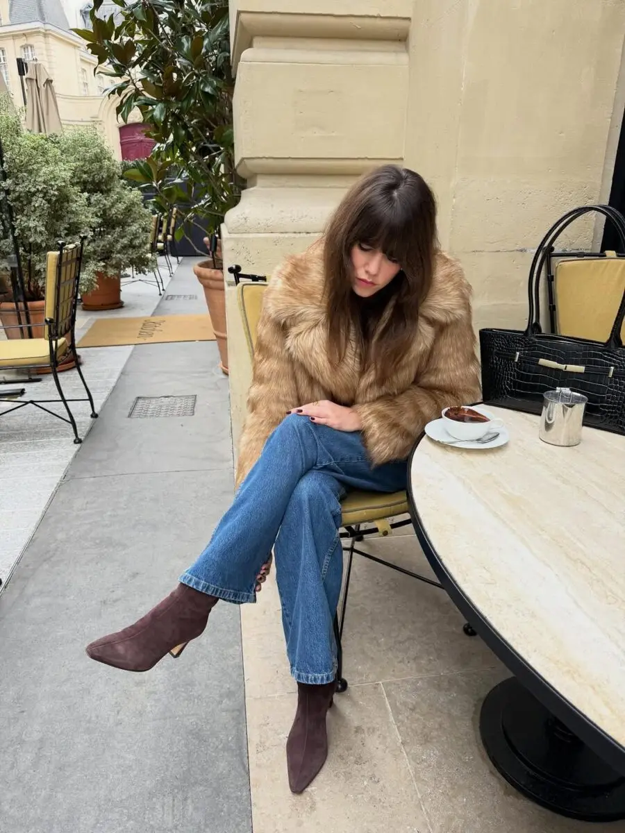 Chic Chelsea Boots with Faux Fur Vibe