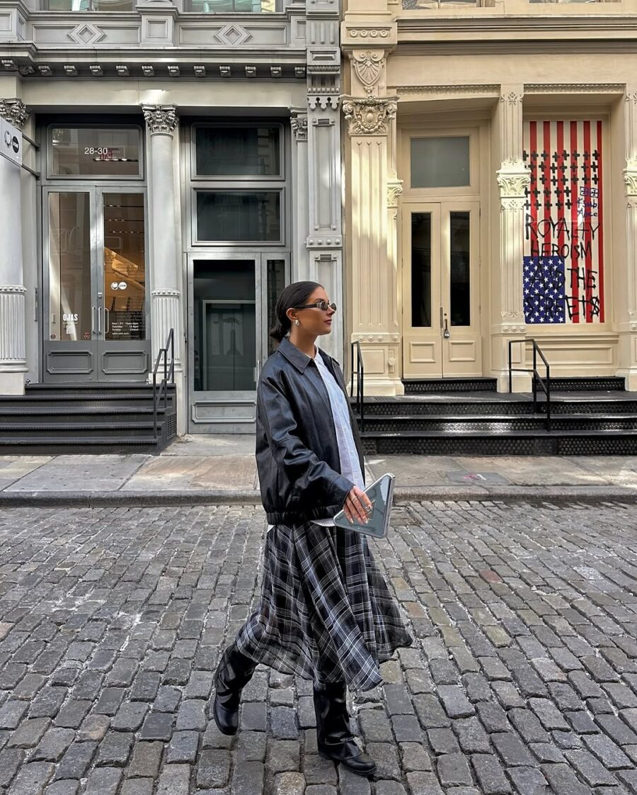 Chic urban look with Chelsea boots and skirt