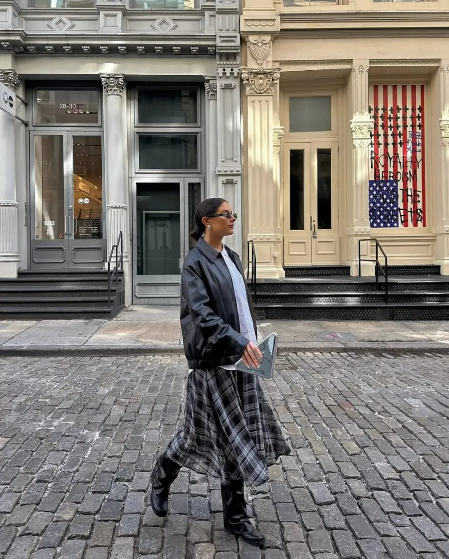 Chic urban look with Chelsea boots and skirt