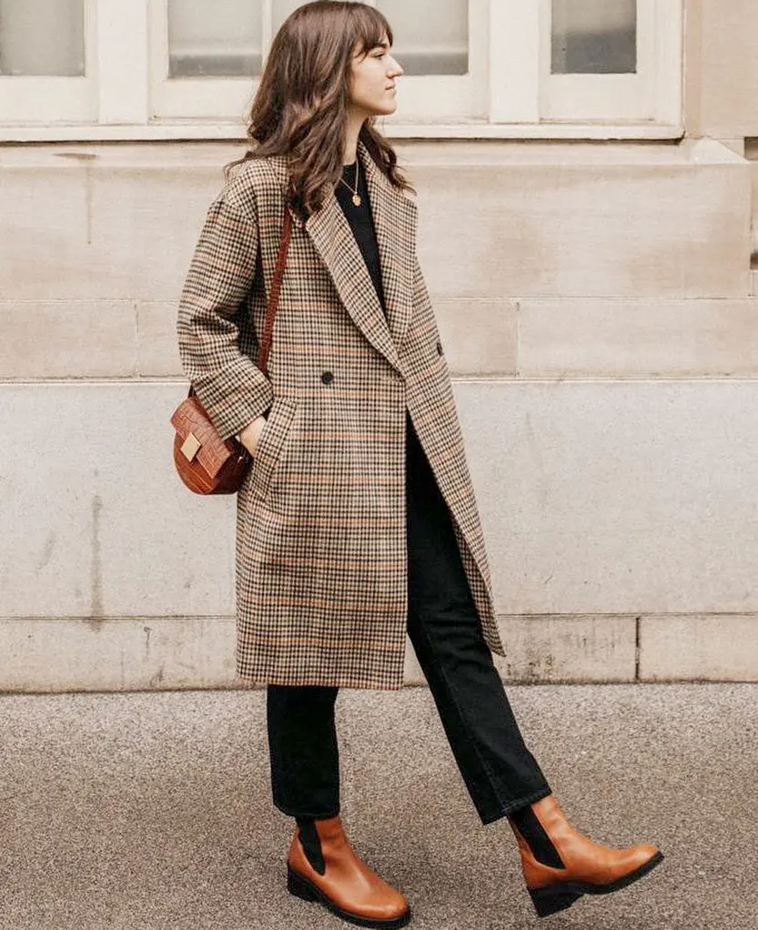 Stylish fall outfit with chelsea boots