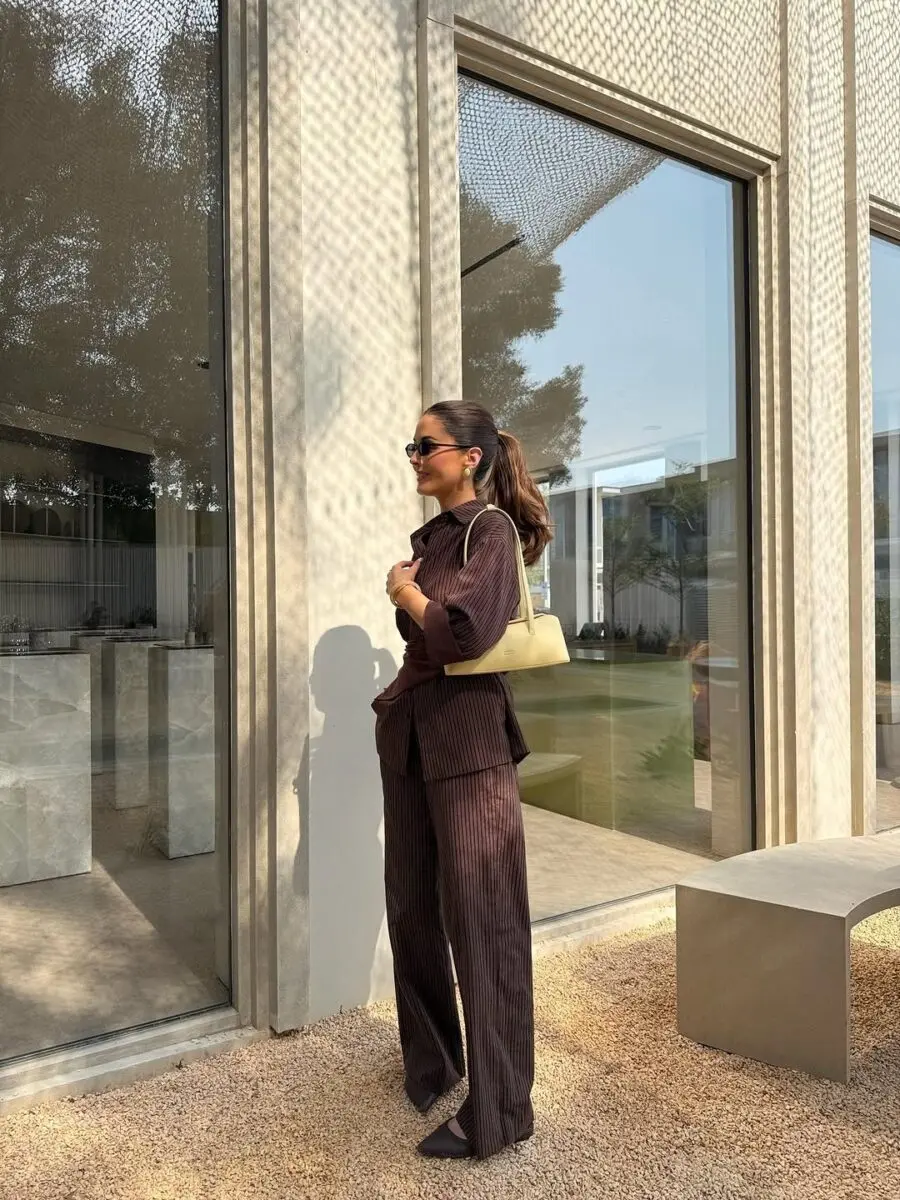 Effortlessly chic brown palazzo pants look
