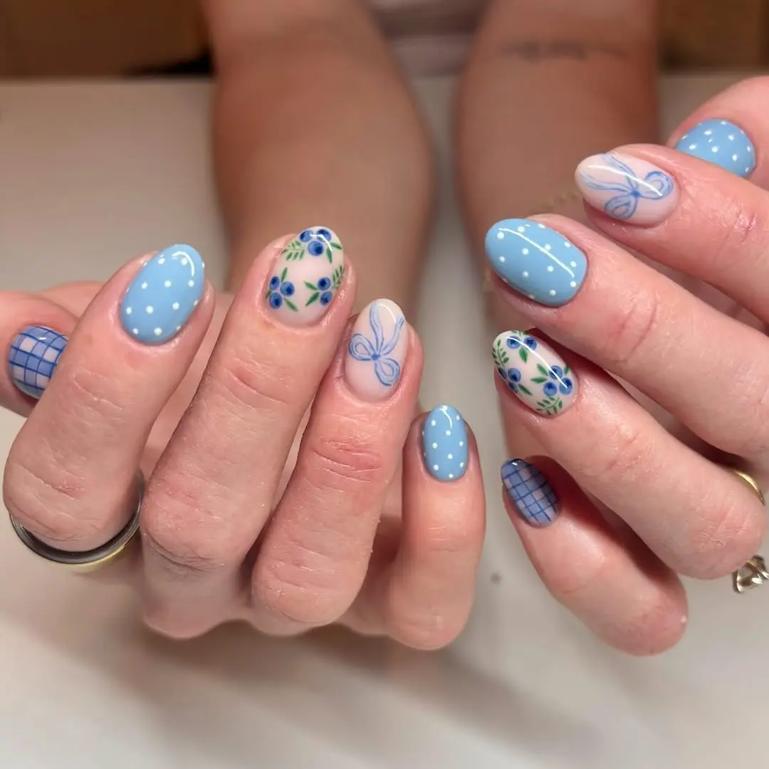 Vibrant blue coquette nails with floral accents