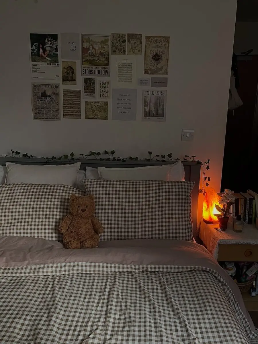 Warm and inviting minimalist dorm decor.