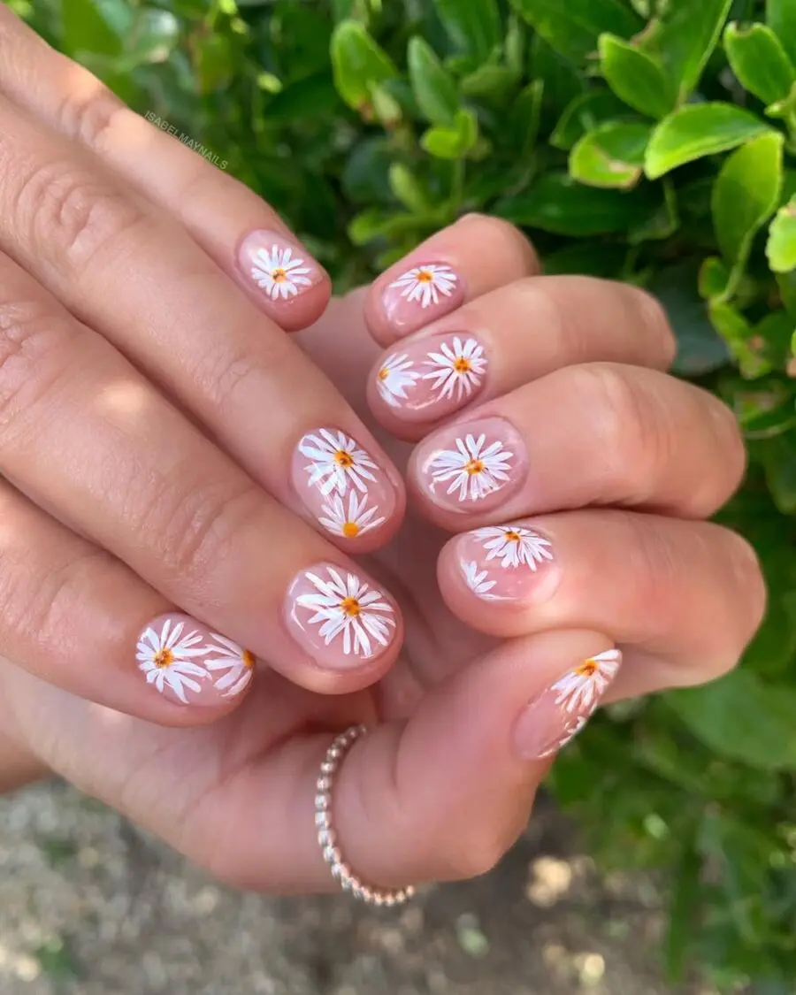 Charming daisy nail art for a spring vibe