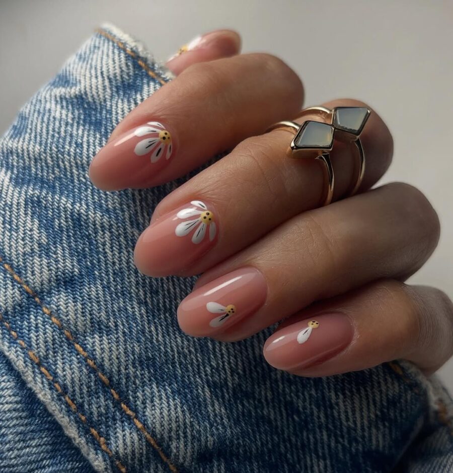 Chic daisy nail art for a fresh look