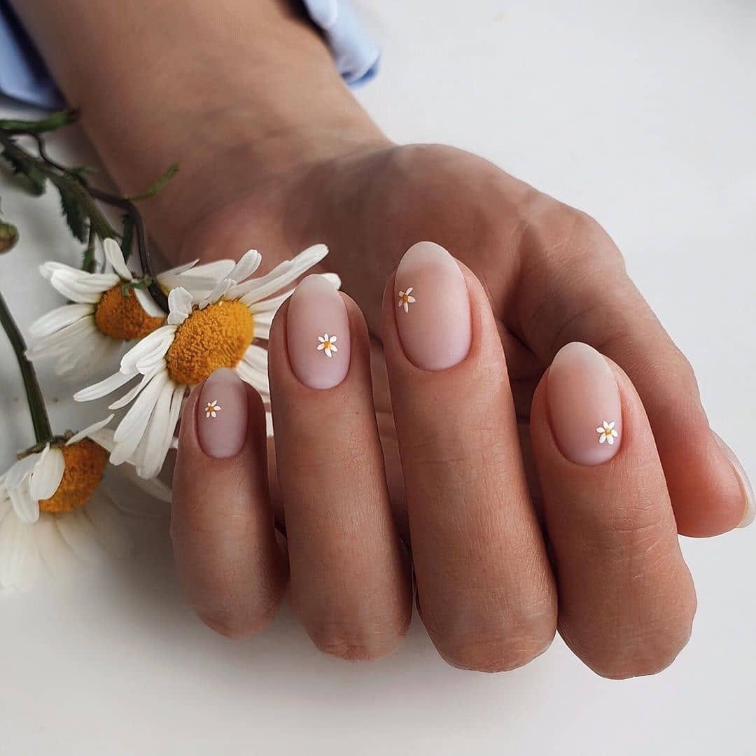 Charming daisy nail art for a delicate touch