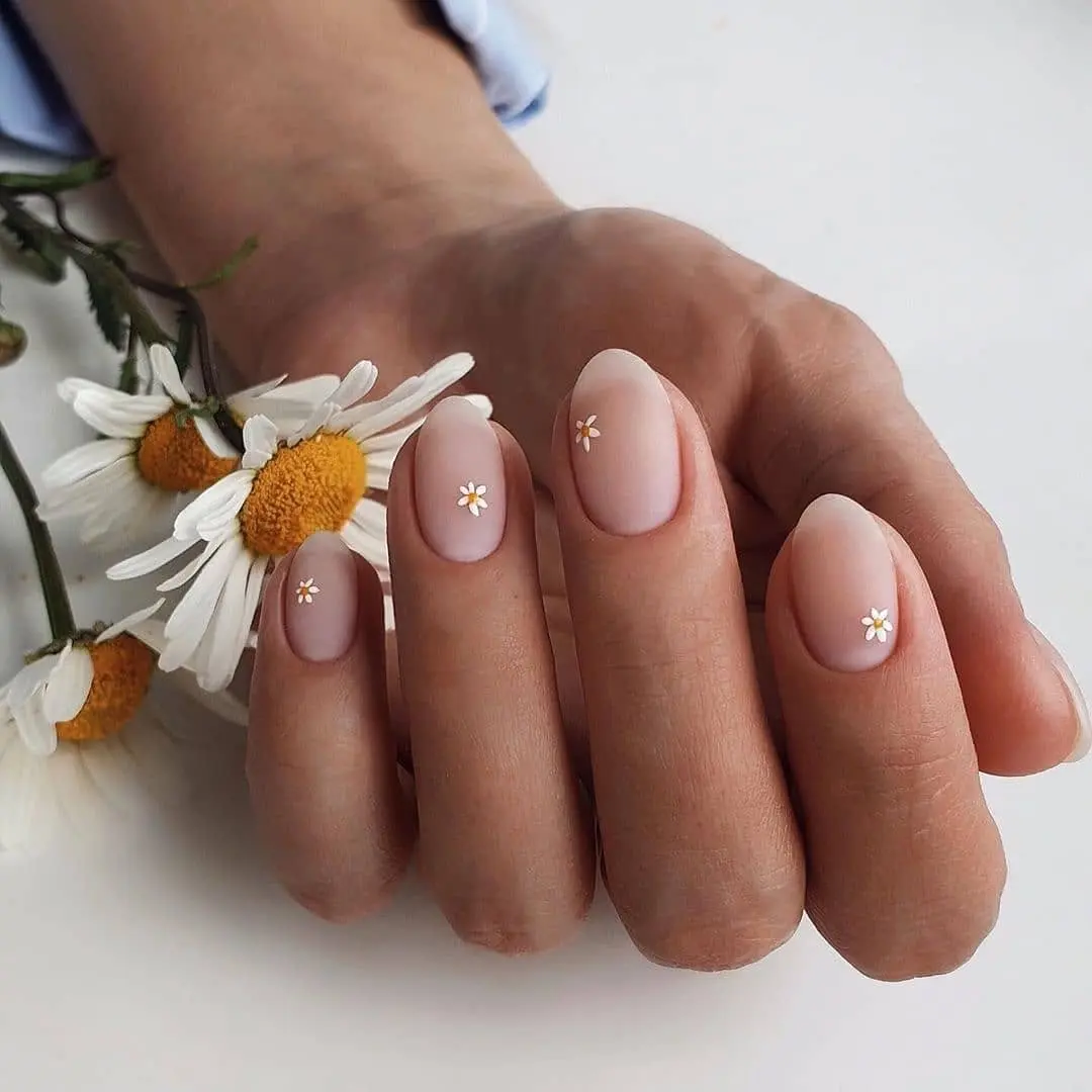 Charming daisy nail art for a delicate touch