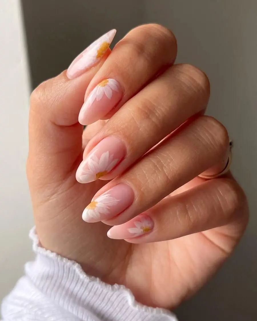 Fresh daisy nails for a vibrant spring look