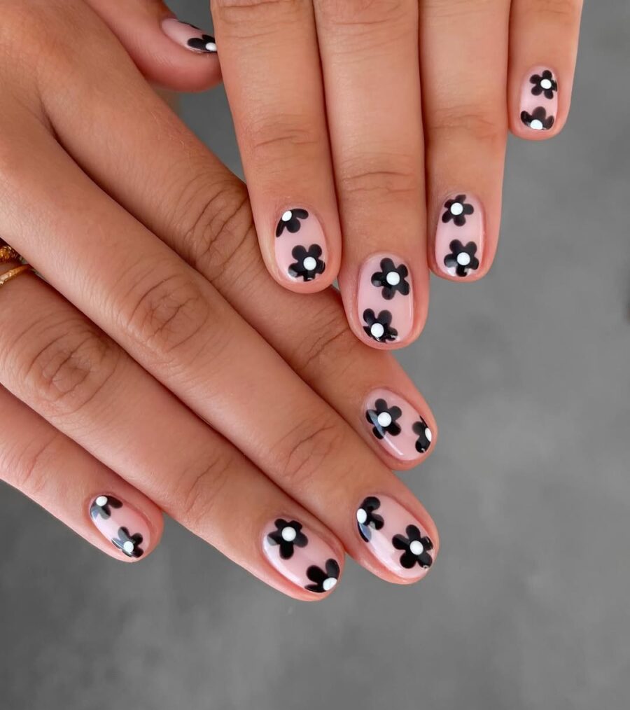 Chic daisy nails with bold black flowers