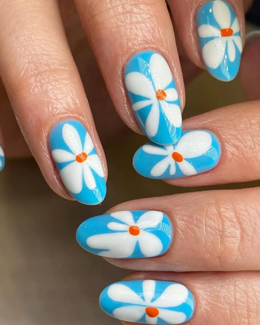 Charming daisy nail art for a sunny vibe