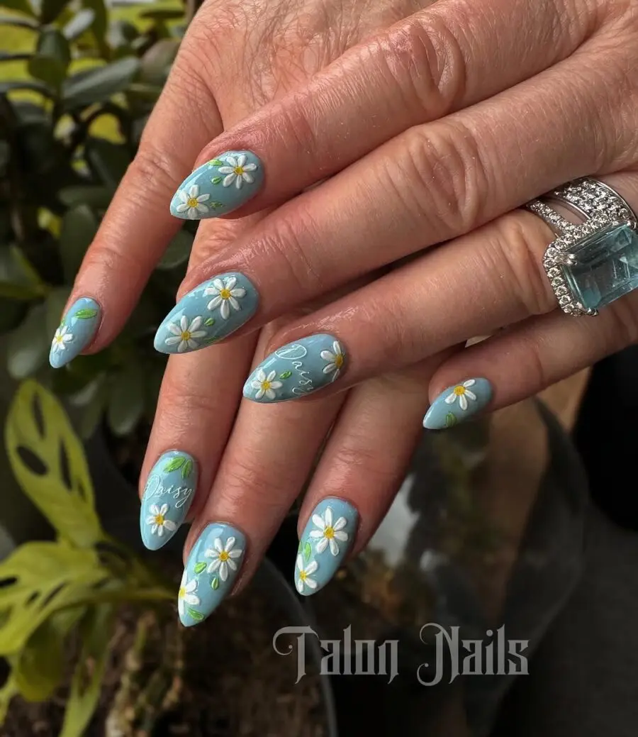 Charming blue daisy nails for a fresh vibe