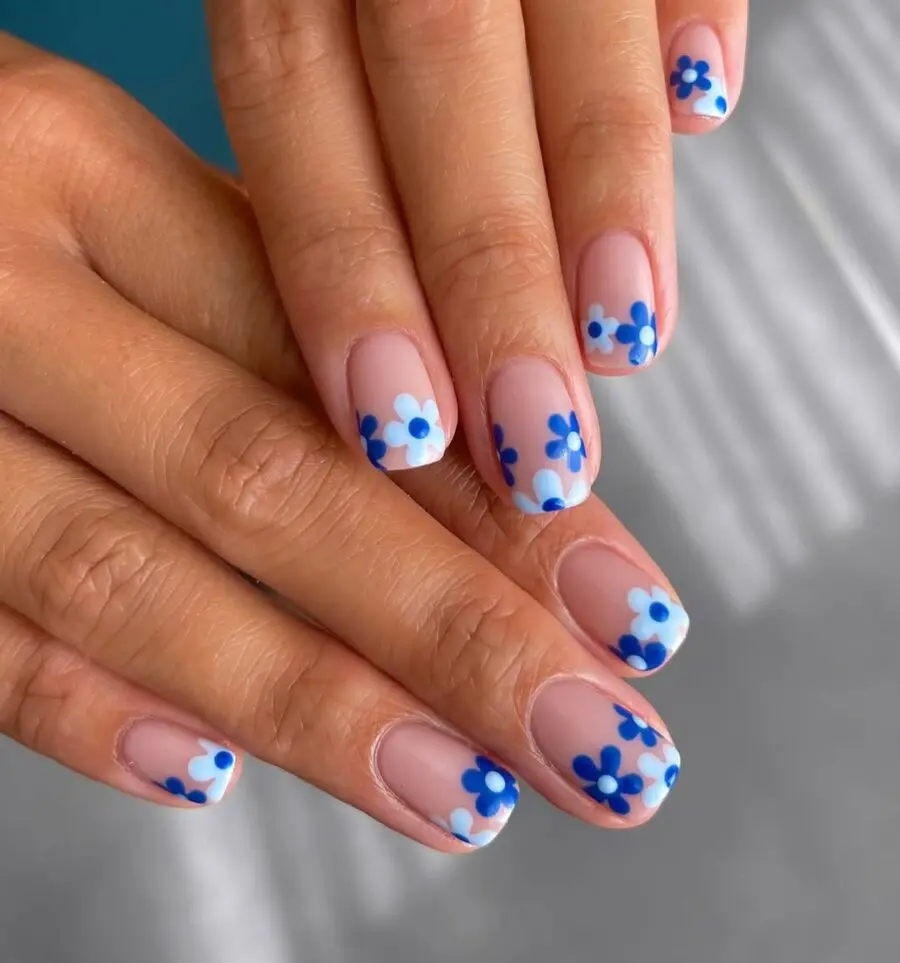 Charming daisy nail art in blue tones