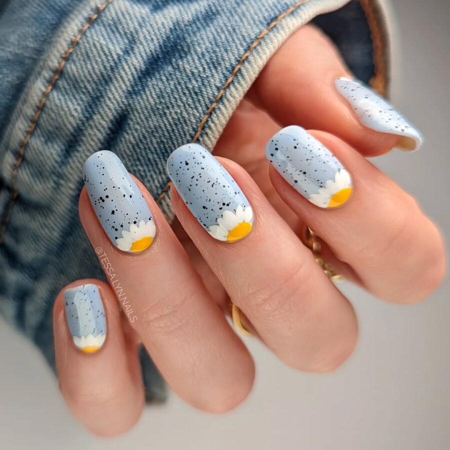 Charming daisy nails with a soft blue backdrop