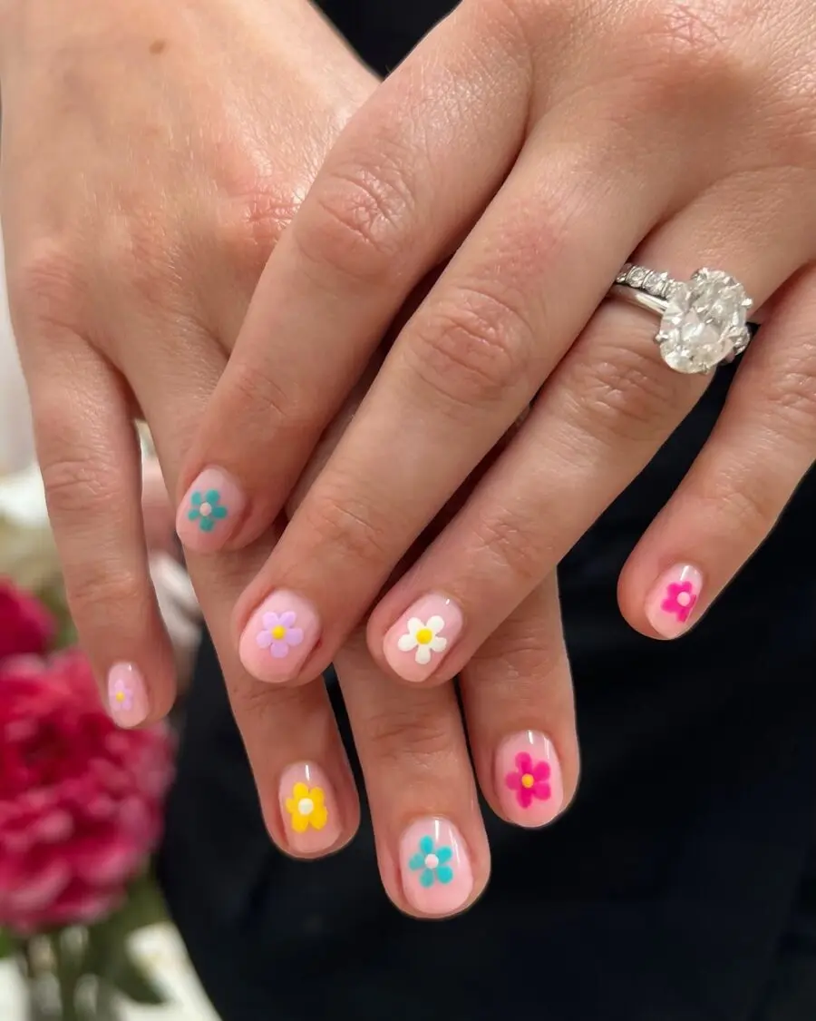Vibrant Daisy Nails for a Fun Look