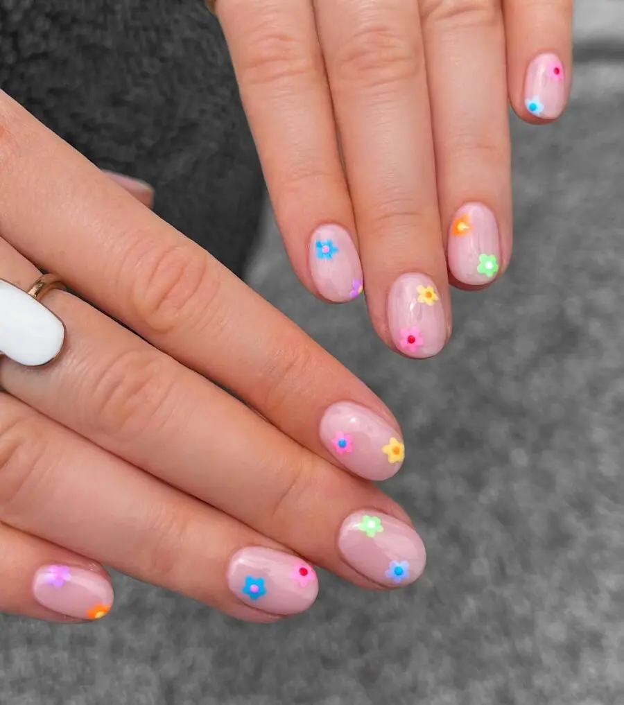Charming daisy nails for a playful look