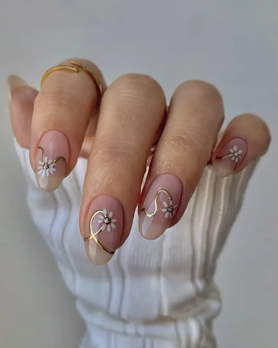 Elegant daisy nails with gold accents