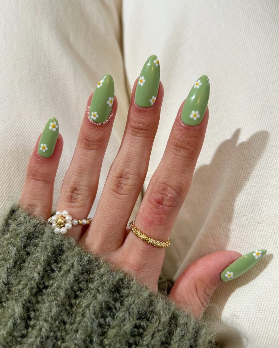 Chic Daisy Nails on Elegant Green Base