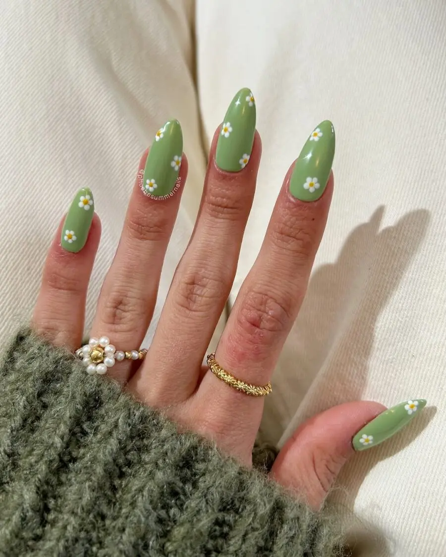 Chic Daisy Nails on Elegant Green Base