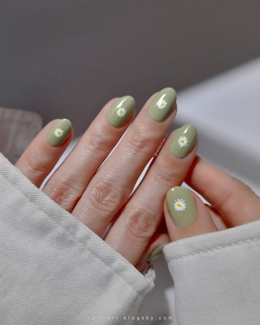 Chic daisy nails with earthy tones