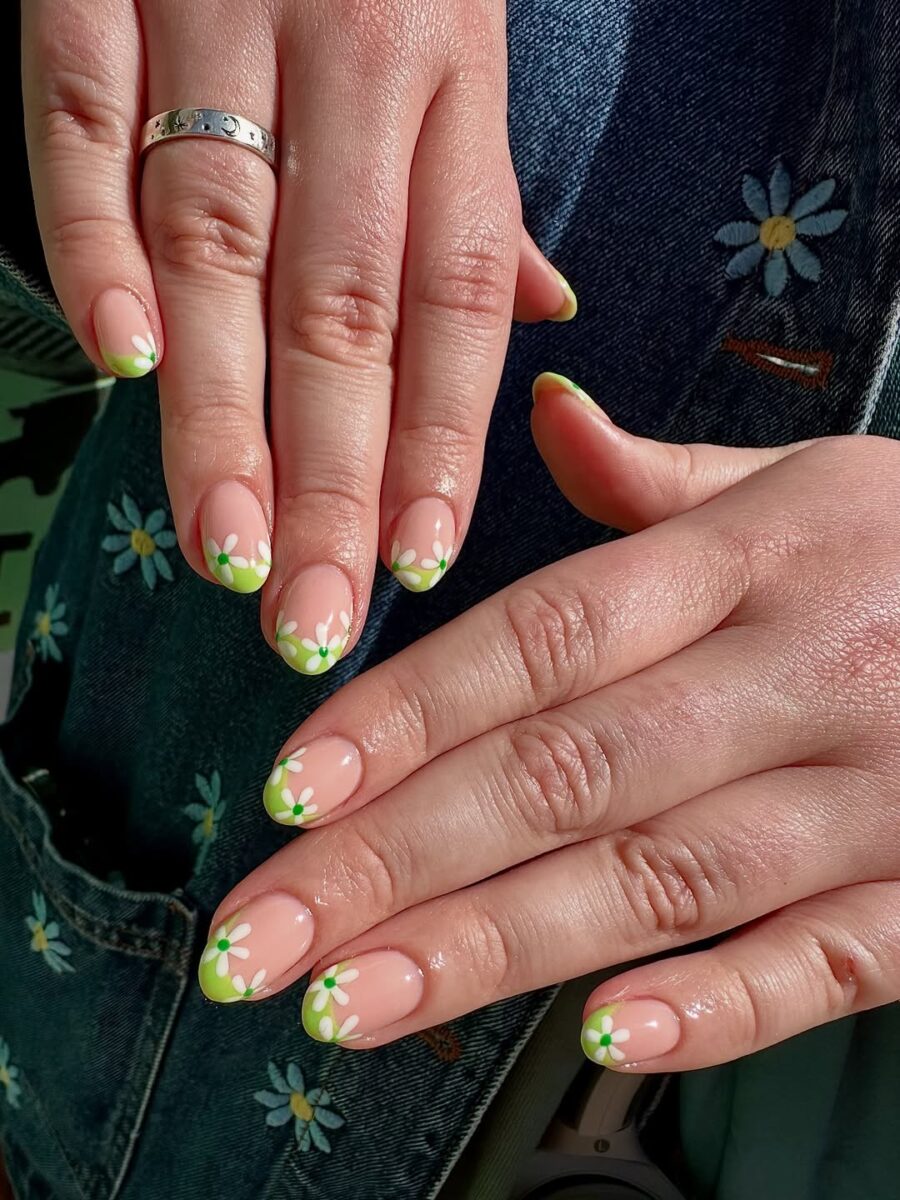 Charming Daisy Nail Art for Springtime
