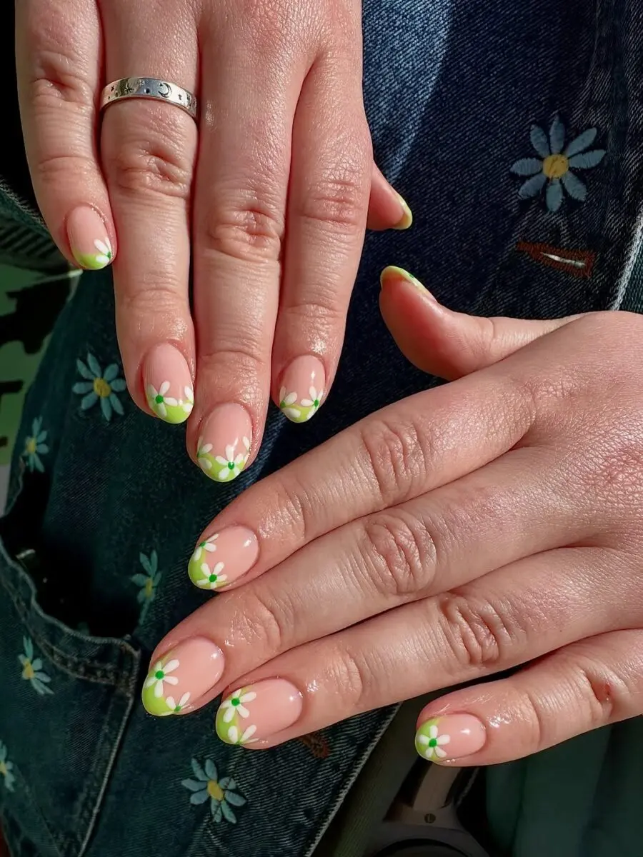 Charming Daisy Nail Art for Springtime