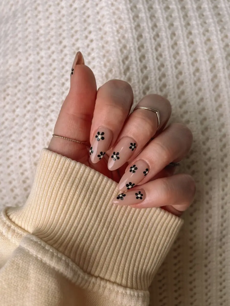 Chic daisy nail art with a vintage vibe