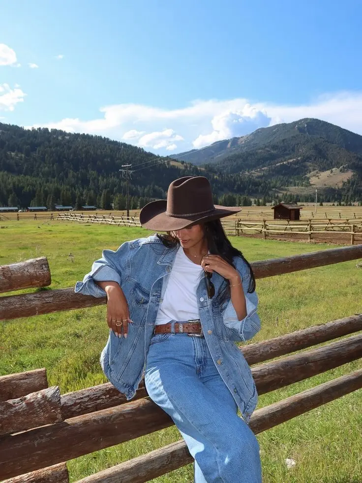 Chic western outfit with denim and hat