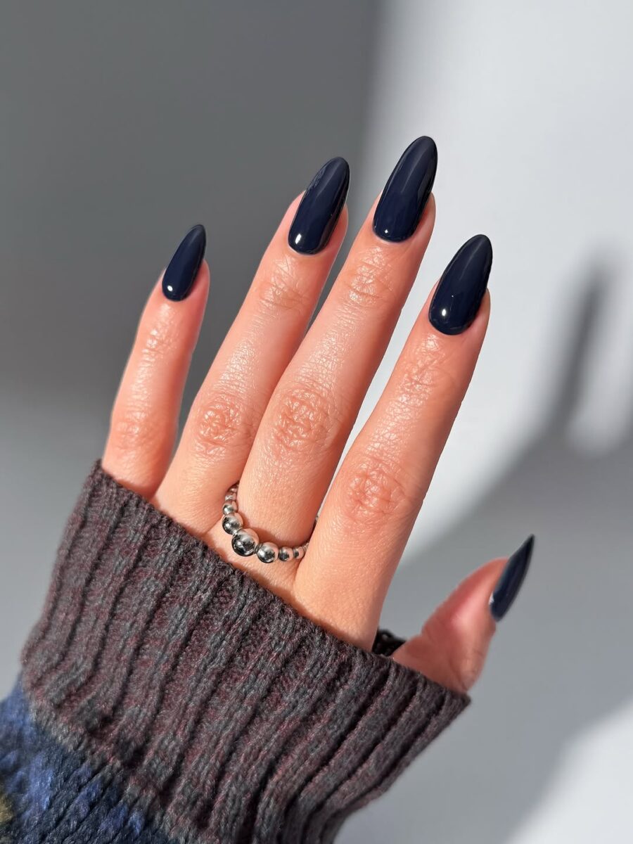 Sleek Navy Gel Nails for Office Elegance