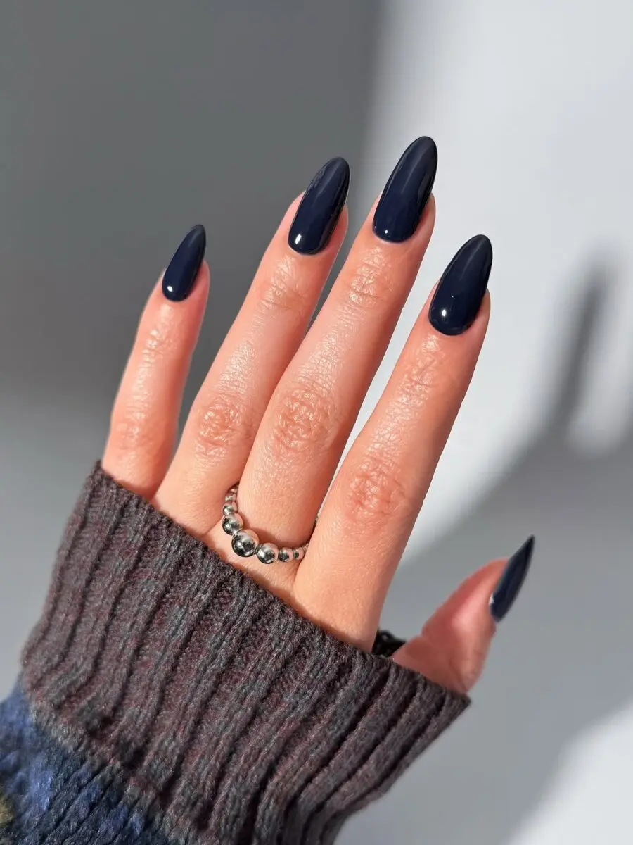 Sleek Navy Gel Nails for Office Elegance
