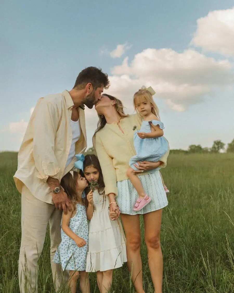 Charming Family Outfits for Summer Photos