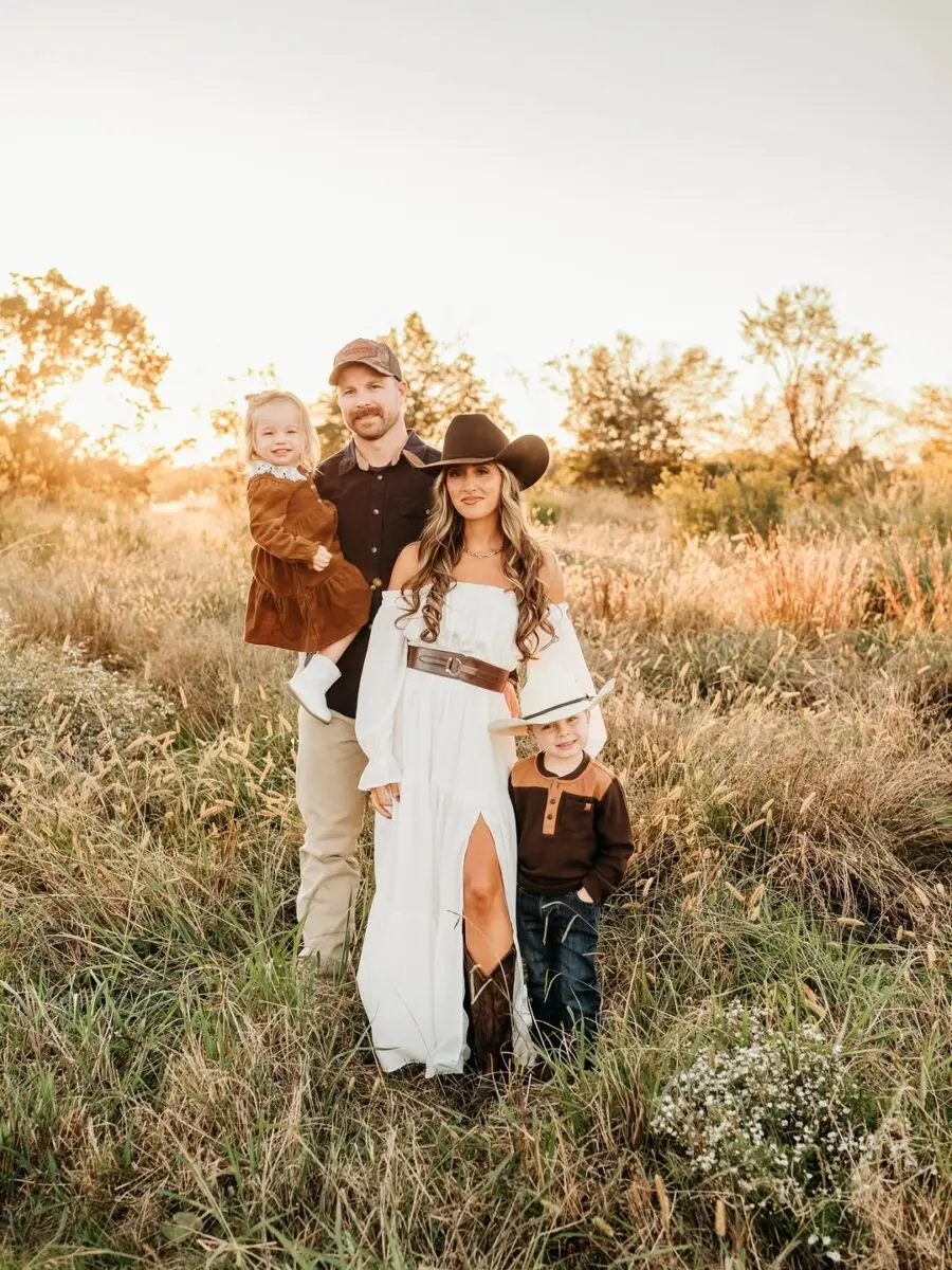 Chic Western Styles for Family Photo Sessions