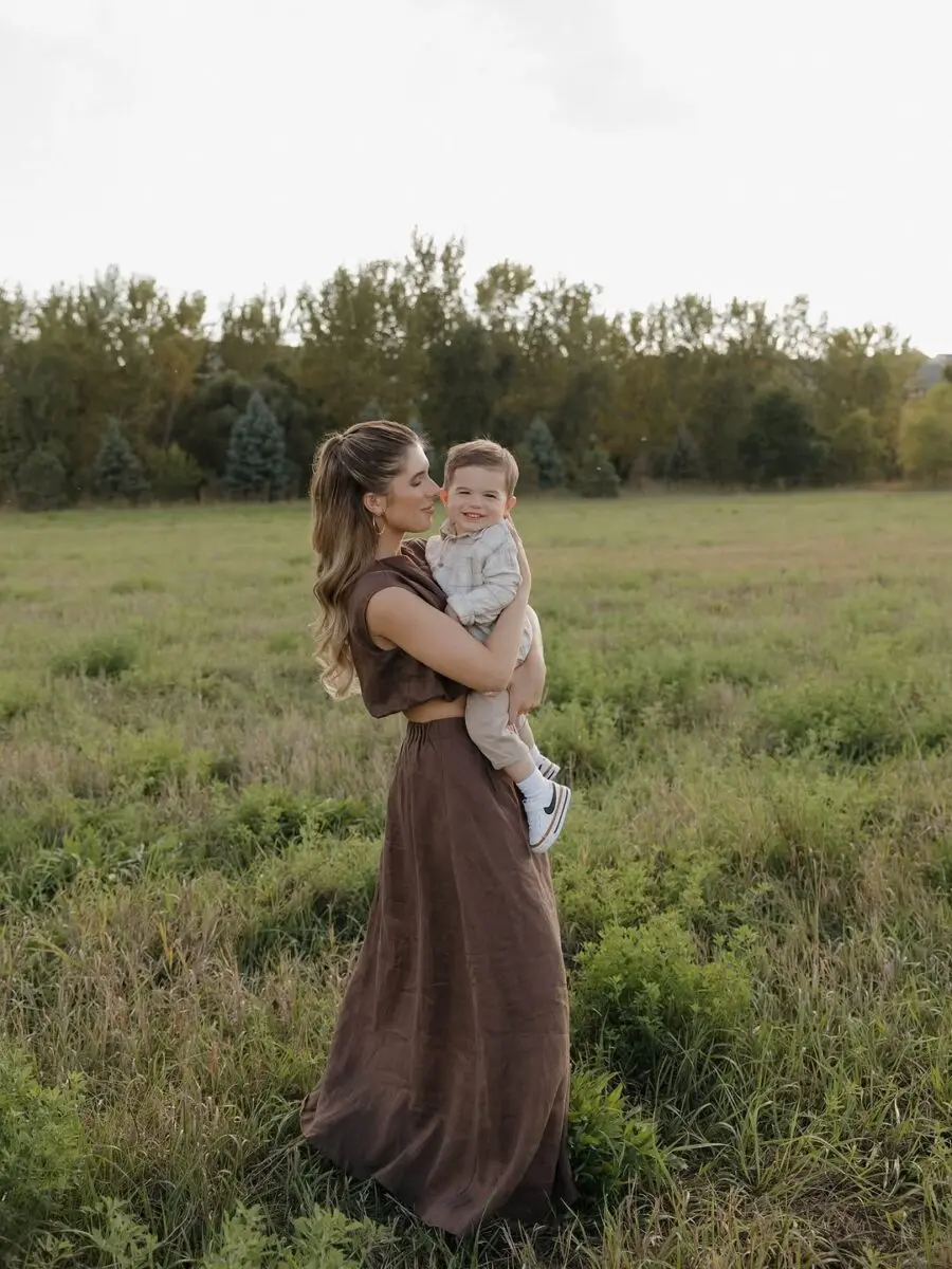 Elegant outfits for a warm family moment