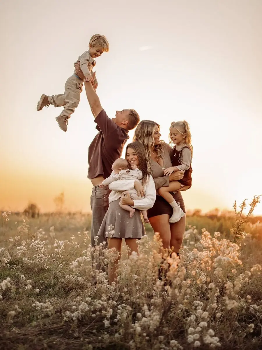 Chic Family Outfits for Sunset Photos