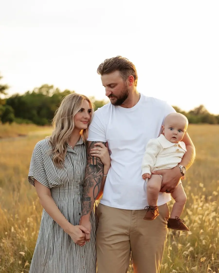 Chic Family Outfits for Outdoor Photoshoots