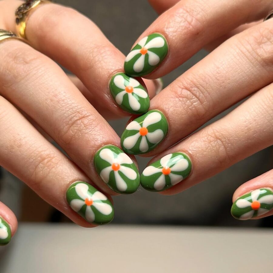 Fresh Green and White Daisy Nail Art