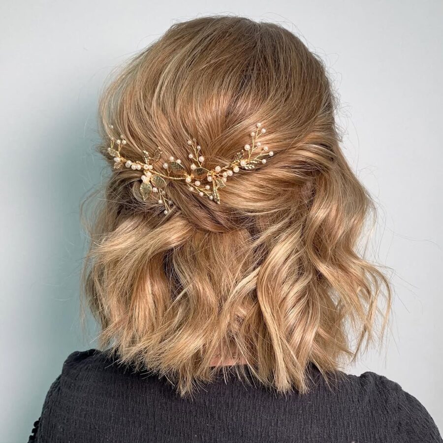 Elegant wavy hairstyle with delicate accessories
