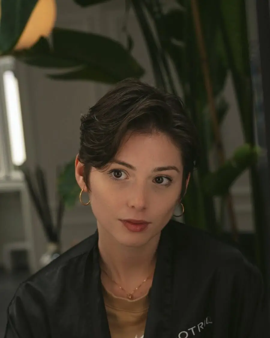 Chic, short hairstyle with natural vibes