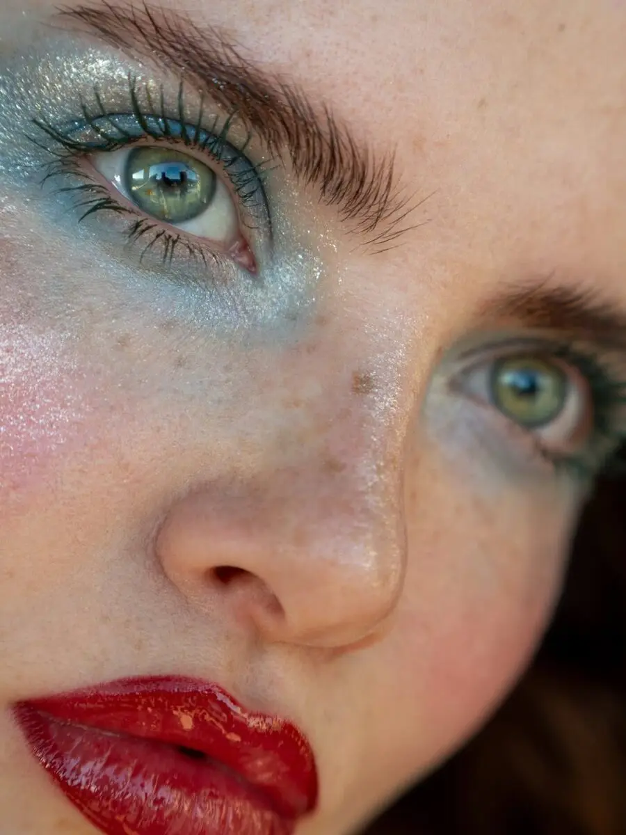Bold summer makeup with blue and red accents