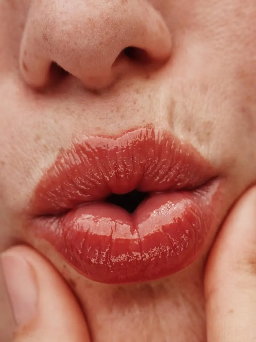 Glossy nude lips perfect for summer vibes