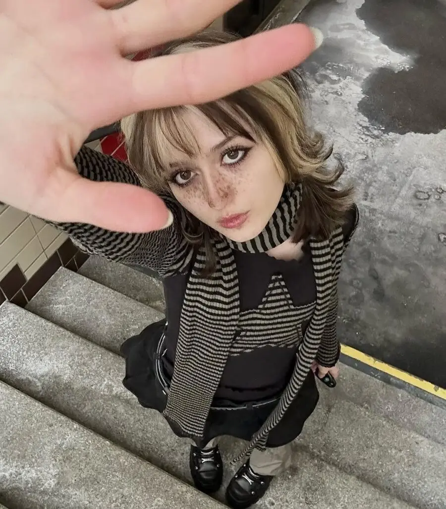 Chic layered grunge look for urban adventures