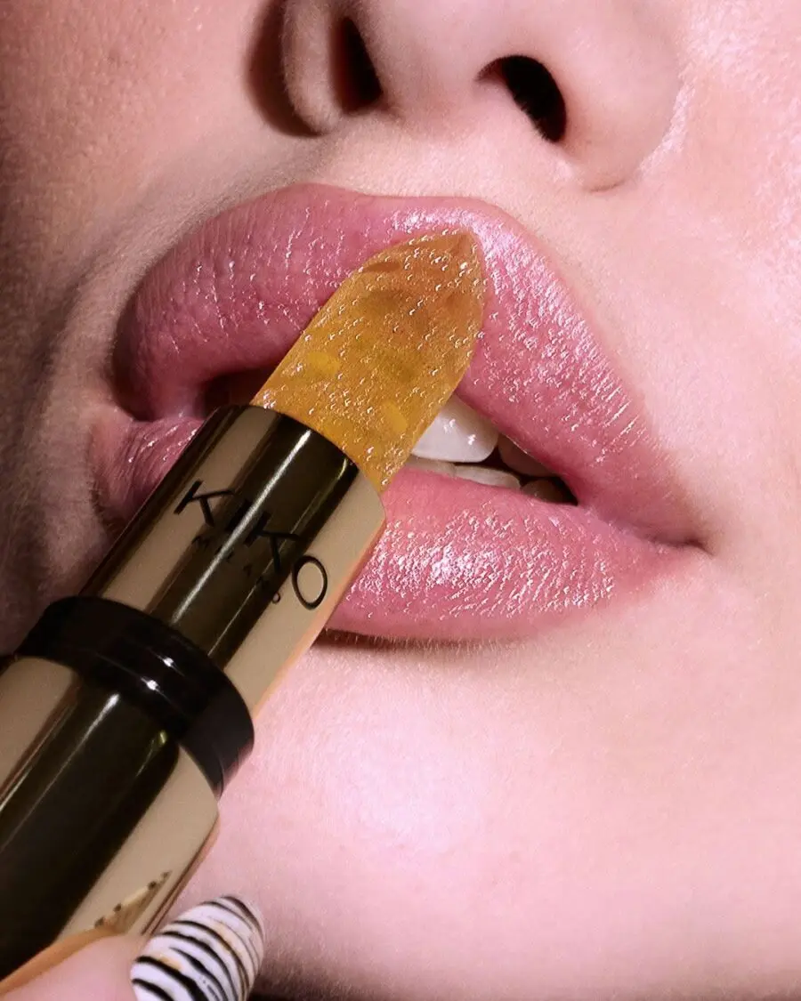 Glossy summer lipstick for fresh vibes
