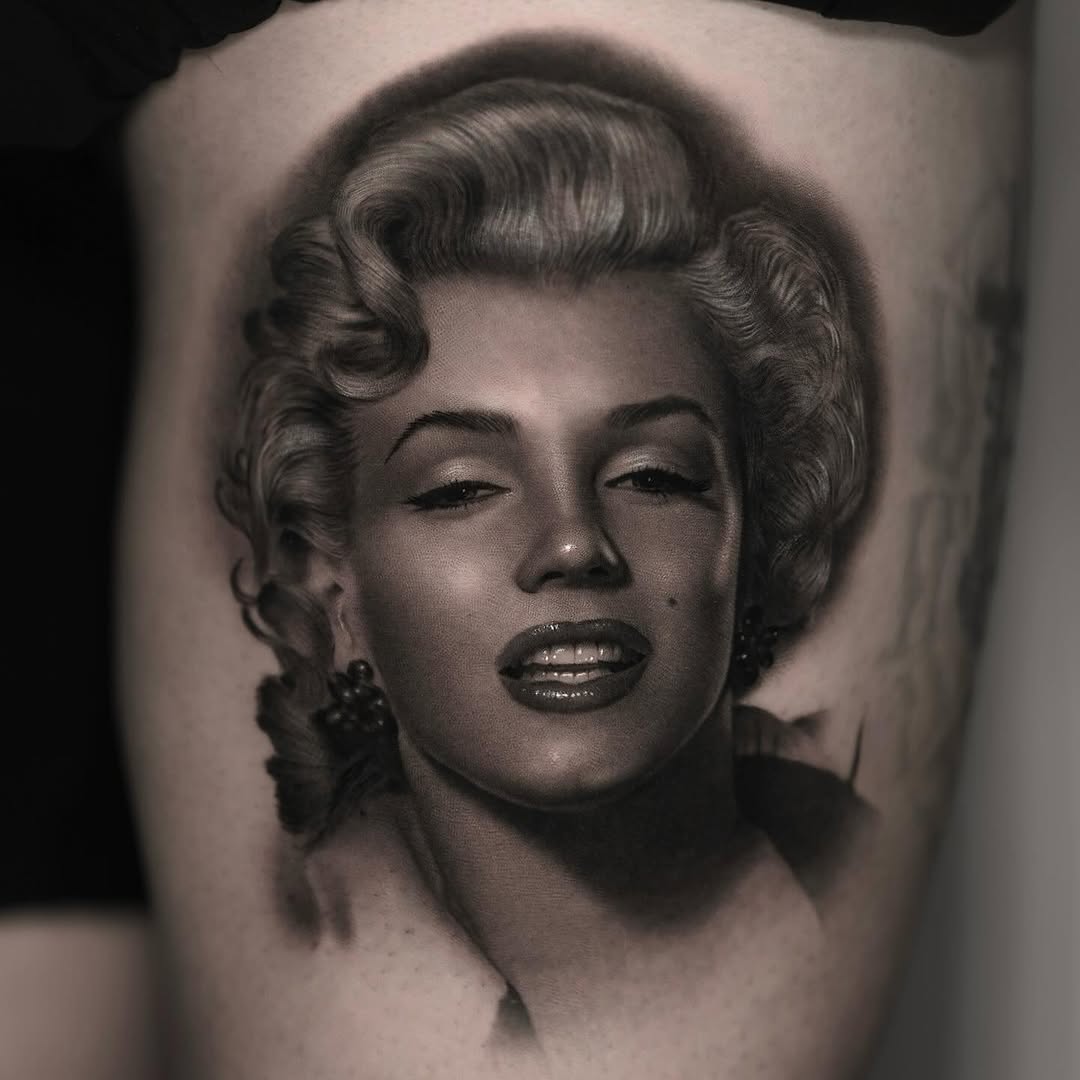 Stunning Marilyn Monroe portrait tattoo on thigh