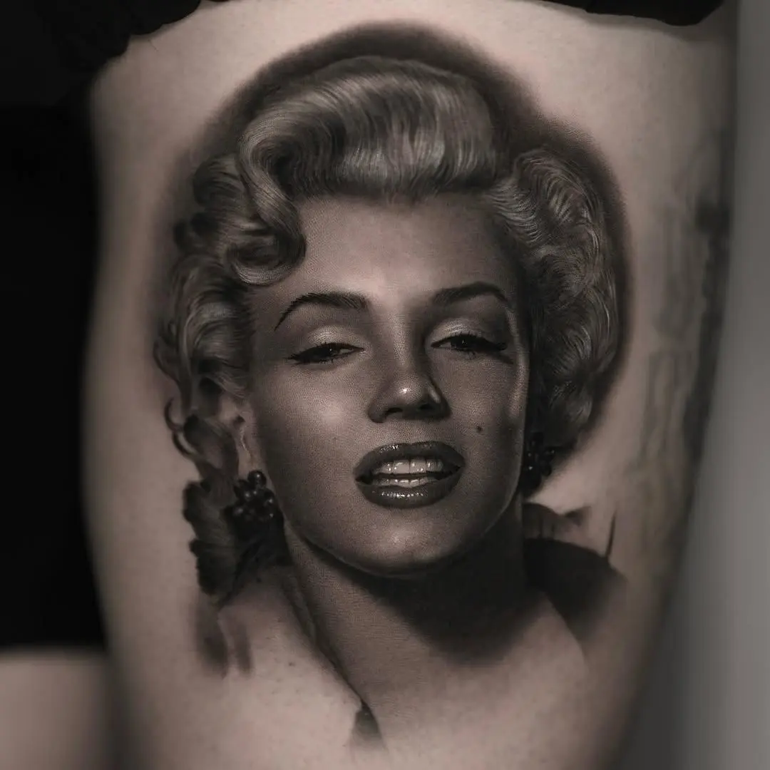 Stunning Marilyn Monroe portrait tattoo on thigh